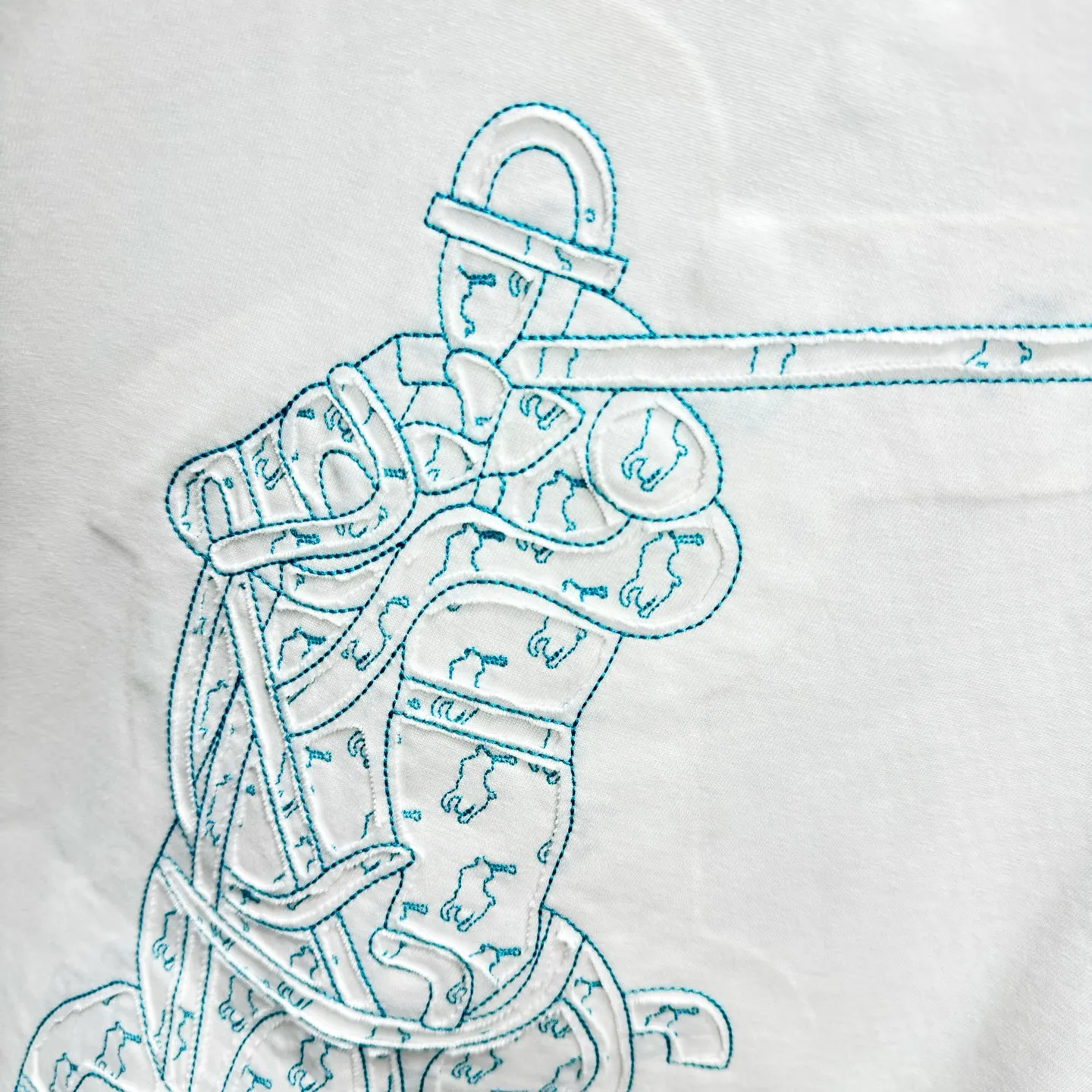 P190 POlO Ralph Lauren 25FW new spring and summer round neck T-shirt. It is made of heavy 320G double yarn combed cotton material. The upper body has a strong three-dimensional effect. It is embroidered with ten thousand needles embroidery patch ➕ ten thousand needles 🪡 embroidery process inkjet effect. ⚠️Washing method: The fabric is only dry-cleaned or wrapped in a laundry bag. Quick machine wash in cold water on the reverse side, let dry and then iron at medium temperature! Avoid vigorously wringing and machine washing from the front!  Size: S M L XL XXL Color: Black, White